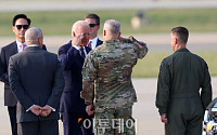 [포토] 바이든 대통령, 주한미군과 경례