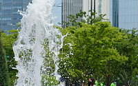 [포토] 시원한 물줄기 뿜어져 나오는 서울광장