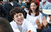 [포토] 시민들과 인사하는 김은혜 후보