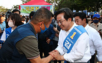 [포토] 부천시민들과 인사하는 김동연 후보