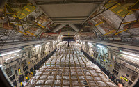 분유 대란 겪는 미국, 군 수송기로 35톤 특수 분유 긴급 공수