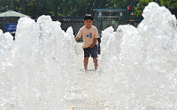 [포토] 분수대에서 물놀이 하는 어린이
