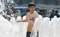 [포토] 서울광장 분수대에서 물놀이 하며 더위 식히는 어린이