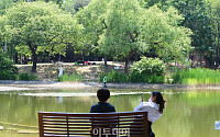 [포토] 오늘도 이어지는 무더위... 서울숲에서 피서 즐기는 시민들