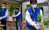 [사회공헌] 현대모비스, &quot;교실을 숲으로&quot;…임직원 키운 식물 기증