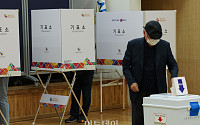 [포토] 소중한 한 표 행사하는 유권자들