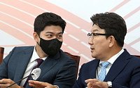 [포토] 대화하는 권성동 원내대표-김용태 최고위원