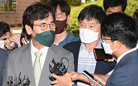 [포토] '한동훈 명예훼손' 법원 출석한 유시민 이사장