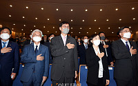 [포토] 한국은행 창립 제72주년 기념식, 국민의례하는 이창용 총재