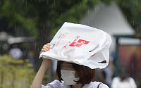[포토] '봉투를 우산 삼아'