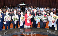 [포토] 꽃다발 든  국민의힘 6·1 재보궐선거 당선 의원들