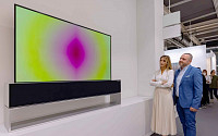 ‘LG 롤러블 TV’에 담긴 거장 작품…“예술적 가치로 고객경험 확대”