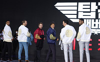 [포토] 곤룡포 자켓 입고 기념사진 찍는 할리우드 배우들