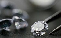 ‘가짜 다이아몬드’ 담보로 380억 원 대출…영화 같은 사기극 전말은