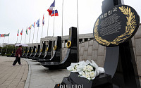 [포토] 전쟁기념관에 놓인 국화꽃