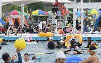 [포토] 한강공원 수영장 찾은 시민들
