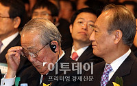 [포토]이나모리 가즈오 교세라 회장과 김승유 하나금융 회장