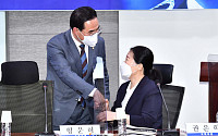 [포토] 인사하는 박홍근 원내대표-권은희 의원