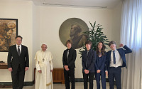 머스크, 열흘 만에 트위터 활동 재개...네 아들과 교황 알현 사진 올려