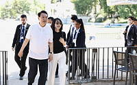 윤 대통령, 김건희 여사와 ‘블랙&amp;화이트’ 맞춰 입고 다정한 모습