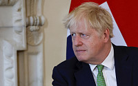 존슨 영국 총리, 한달 만에 또 정치생명 위기...내각 핵심 장관들 사퇴