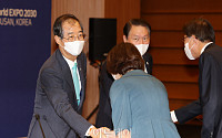 [포토] 참석자들과 악수하는 한덕수 총리와 최태원 회장