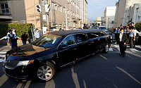 아베 시신 태운 차량, 병원 떠나…“도쿄 집으로 향할 듯”