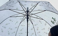 소나기에 편의점서 우산 사고 양말 갈아신고···이마트24, 6월 우산·양말 매출↑