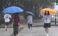 [포토] 폭우 속 발걸음 재촉하는 시민들