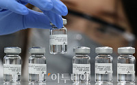 [포토] '스카이코비원' 백신 들어보이는 연구원