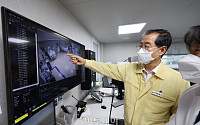 [포토] 국립중앙의료원 코로나19 병상 점검하는 한덕수 총리