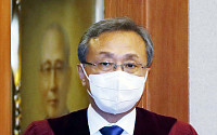 [포토] 사형제 헌법소원 공개변론 참석하는 유남석 헌재소장