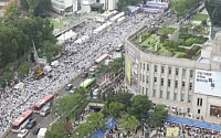 서울퀴어문화축제, 3년 만에 서울광장서 개최…반대 집회도 동시에 열려