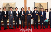 [포토] 기념사진 찍는 제2차 고위당정협의회 참석자들