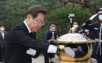 [포토] 김대중 대통령 묘소 참배하는 이재명 의원