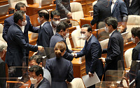 [포토] 동료 의원들과 인사하는 박홍근