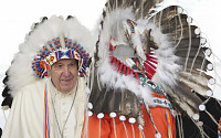 교황, 캐나다 원주민 아동학살 사죄...생존자에는 손등 키스