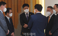 [포토] 협회장들과 대화 나누는 김주현 금융위원장