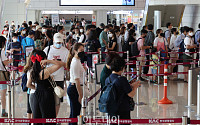 [포토] 본격적인 여름 휴가철, 피서객으로 붐비는 김포공항