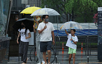 [포토] '아빠와 함께 우산쓰며'