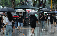 [포토] 우산쓰고 이동하는 시민들