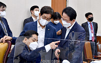 [포토] 기재위 전체회의, 대화하는 박대출-신동근-류성걸