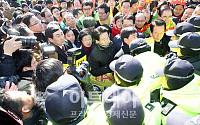 [포토]경찰에 저지당하는 한명숙 대표와 야당 인사들