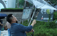 [포토] 강풍에 뒤집혀진 우산