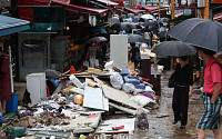[포토] 서울 남성사계시장 덮친 폭우