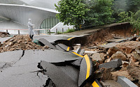 서울대 도서관에 빗물 우수수... 곳곳 붕괴