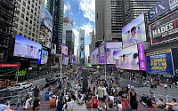 “보라를 보라”…美 뉴욕 타임스퀘어 물들인 ‘플립4 X BTS’
