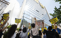 [포토] 옥상 위 조합원들에게 응원보내는 노동자연대