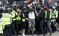 “피해자에게 용서 못 받아...” 박근혜 전 대통령에 소주병 던진 40대 징역 1년
