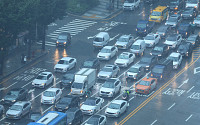 서울 퇴근길 시간당 30㎜ 이상 비 내려…“빗길 운전 조심하세요”